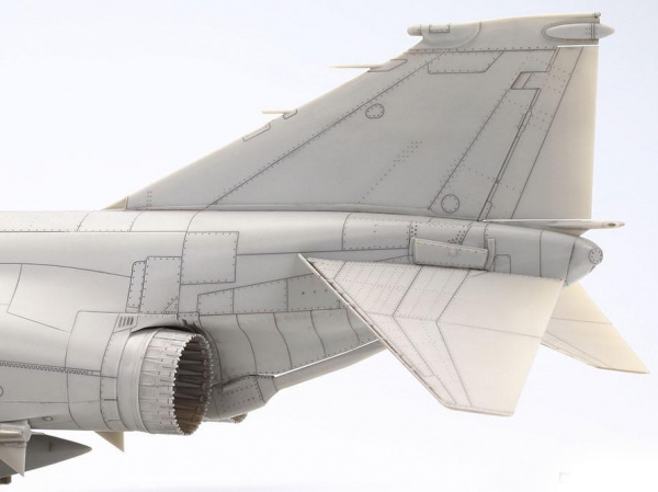 61121 Tamiya Американский палубный истребитель F-4B Phantom II (1:48)