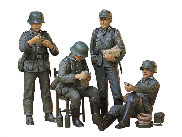 35129 Tamiya Немецкие солдаты на отдыхе, четыре фигуры (1:35)