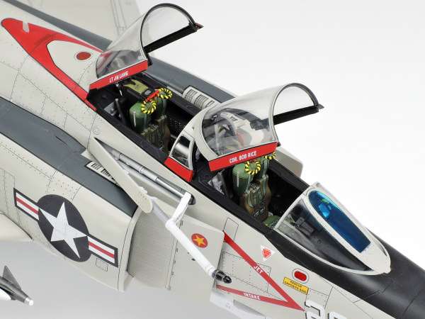61121 Tamiya Американский палубный истребитель F-4B Phantom II (1:48)